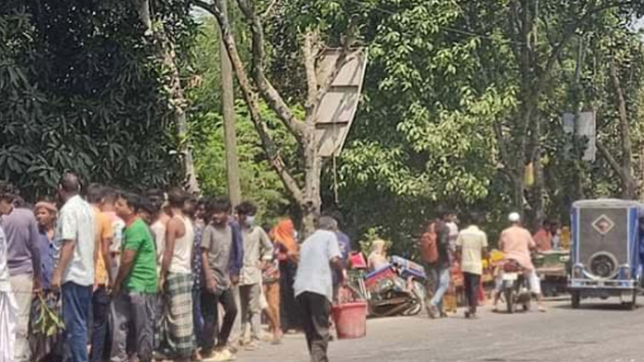 হঠাৎ ভেঙে গেল অটোভ্যানের এক্সেল, চাপা দিল গাড়ি