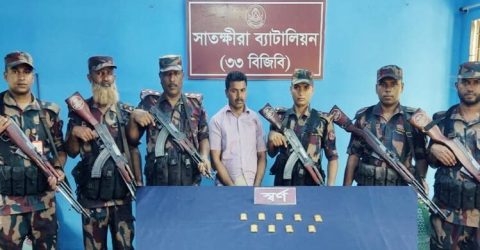 সীমান্তে কোটি টাকার সোনার বারসহ চোরাকারবারী আটক