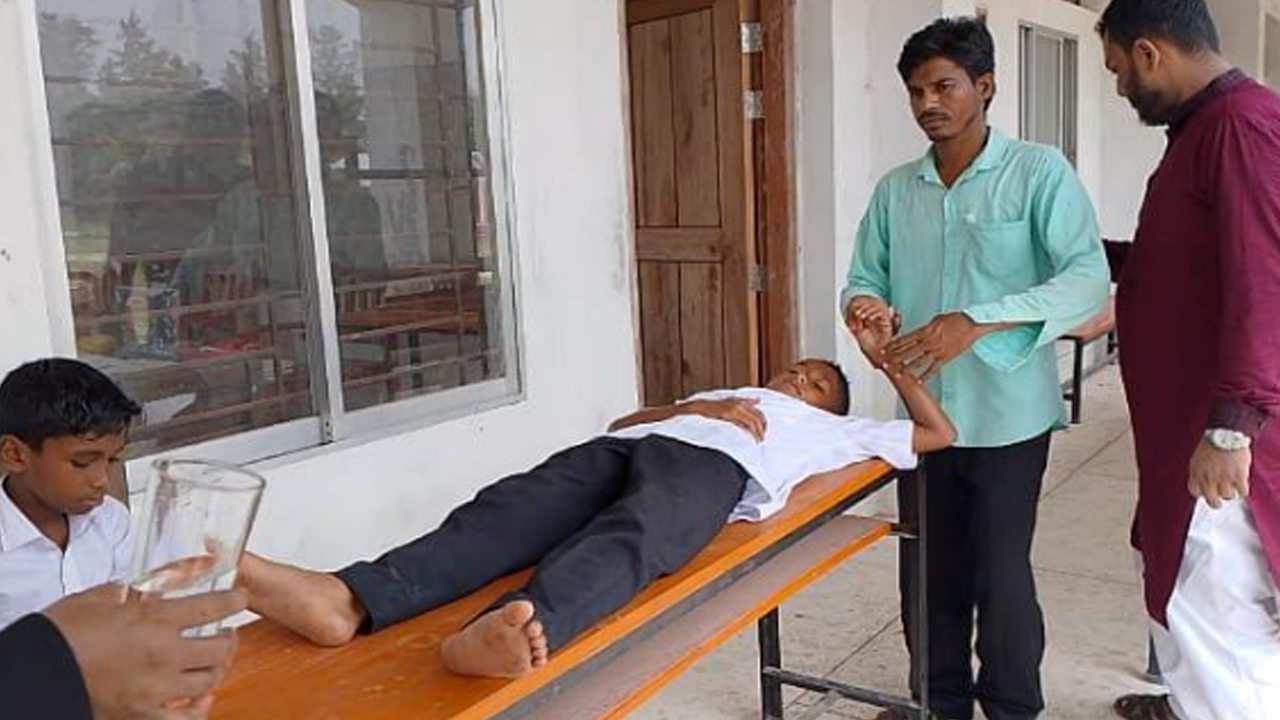 নোয়াখালীতে গরমে অসুস্থ হয়ে পড়লেন ১০ শিক্ষক-শিক্ষার্থী
