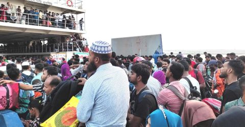 ঈদযাত্রায় পাটুরিয়া-আরিচা ঘাটে চাপ বাড়ছে, লঞ্চ-ফেরিতে ঠাঁই নেই