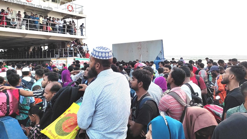 ঈদযাত্রায় পাটুরিয়া-আরিচা ঘাটে চাপ বাড়ছে, লঞ্চ-ফেরিতে ঠাঁই নেই