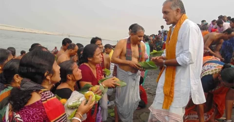 বারুণী স্নানে শিবালয়ের যমুনার তীরে মানুষের ঢল