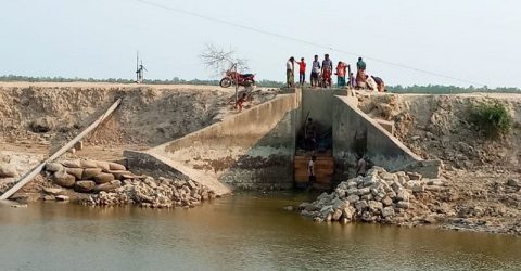 খালে লবণপানি ঢোকালেন ঘের মালিক, ক্ষুব্ধ এলাকাবাসী