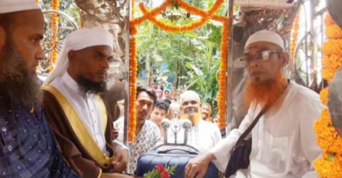 দুই লাখ টাকা হাদিয়া দিয়ে ঘোড়ার গাড়িতে চড়িয়ে ইমামকে বিদায়