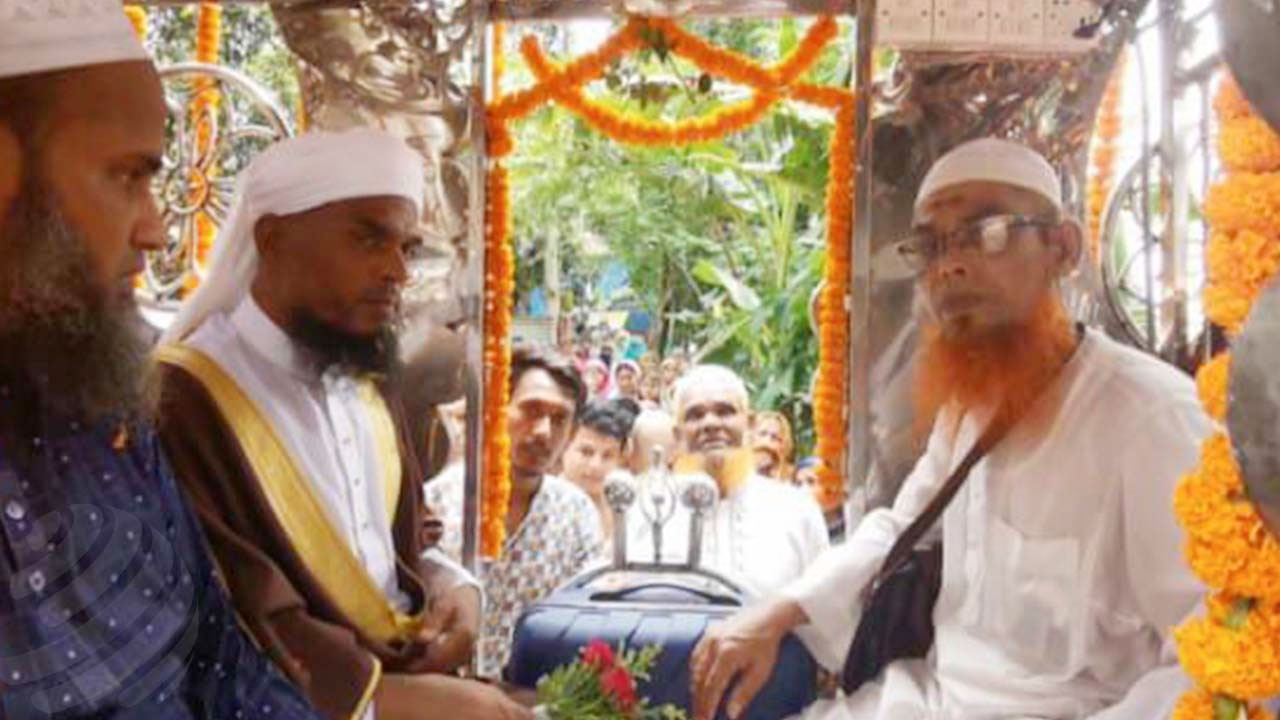 দুই লাখ টাকা হাদিয়া দিয়ে ঘোড়ার গাড়িতে চড়িয়ে ইমামকে বিদায়