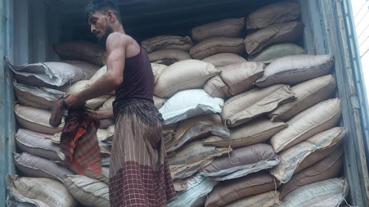 চট্টগ্রামে ৫০০ বস্তা ভারতীয় চিনিসহ ব্যবসায়ী আটক
