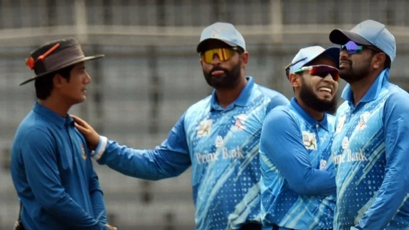 আবারও বিতর্কিত আম্পায়ারিং
