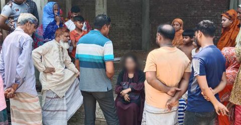 বিয়ের দাবিতে প্রেমিকের বাড়িতে গৃহবধূর অনশন