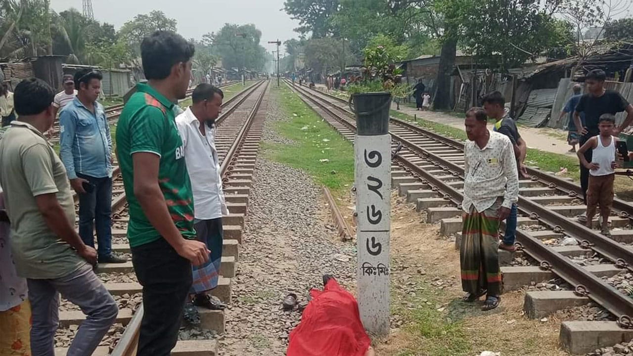কুড়িগ্রাম এক্সপ্রেস ট্রেনের ধাক্কায় প্রাণ গেল অপর ট্রেনের যাত্রীর