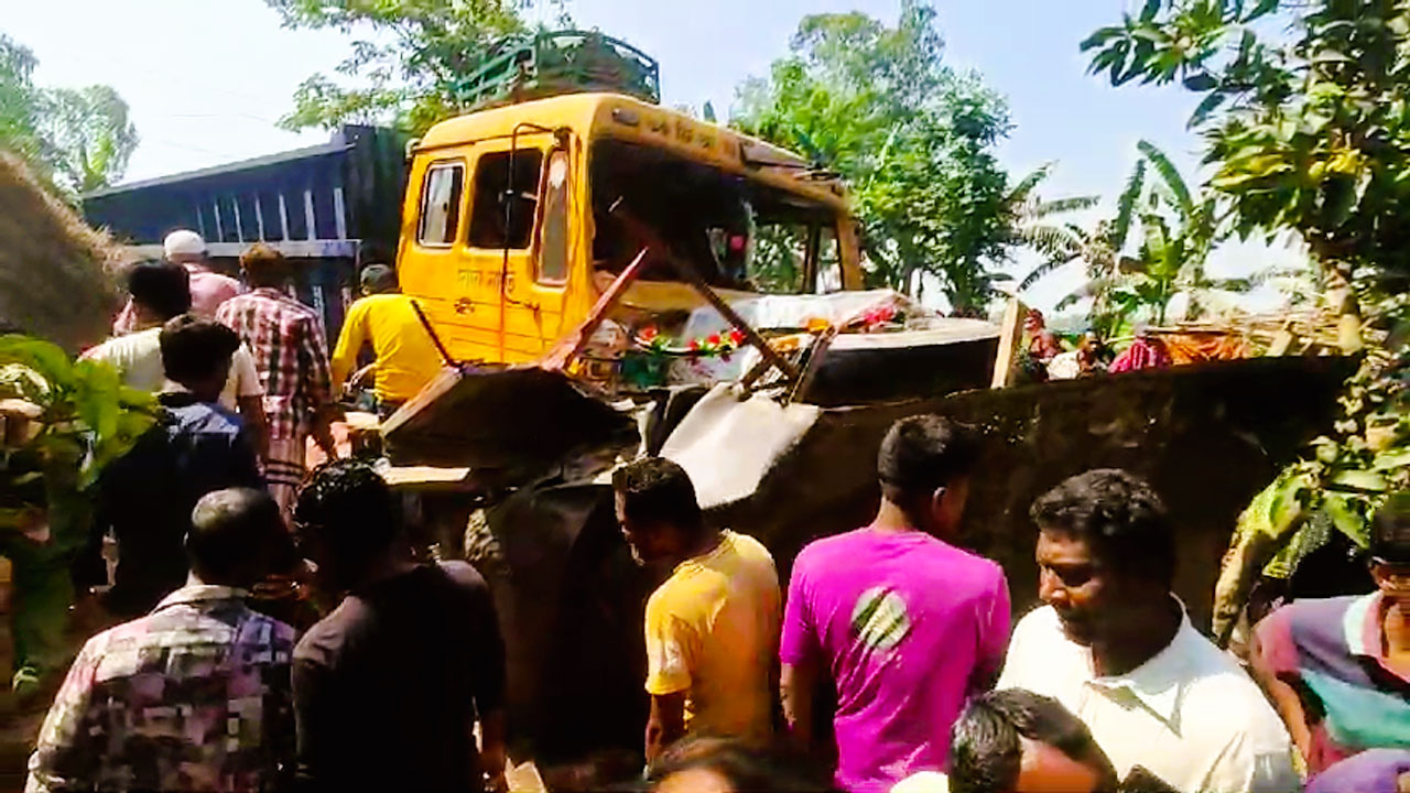 পঞ্চগড়ে ট্রাক-ট্রাক্টরের সংঘর্ষে নারীসহ নিহত ২
