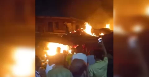 টঙ্গী‌তে পাইকারি চাল-পেঁয়াজের আড়তে আগুন