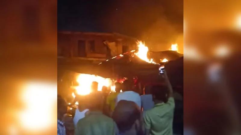 টঙ্গীতে পাইকারি চাল-পেঁয়াজের আড়তে আগুন