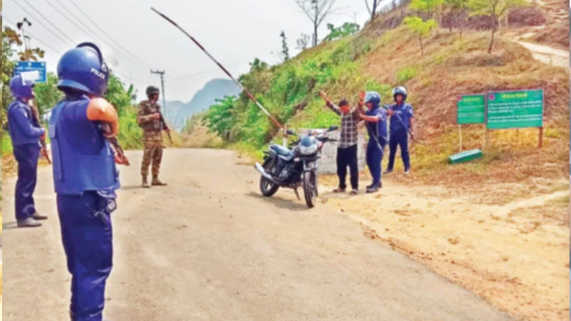 অস্ত্রের মজুত বাড়িয়ে দুর্র্ধষ কেএনএফ