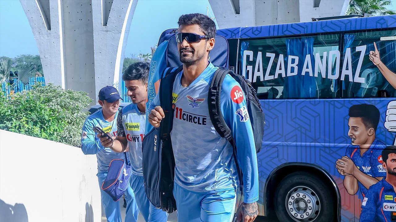 ক্যাচ মিস করায় সেরা ফিল্ডারের পুরস্কার পেলেন হুদা