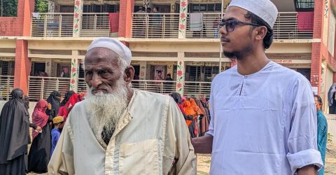 নাতির হাত ধরে ভোট দিতে এলেন ১০৫ বছর বয়সী আব্দুল মজিদ