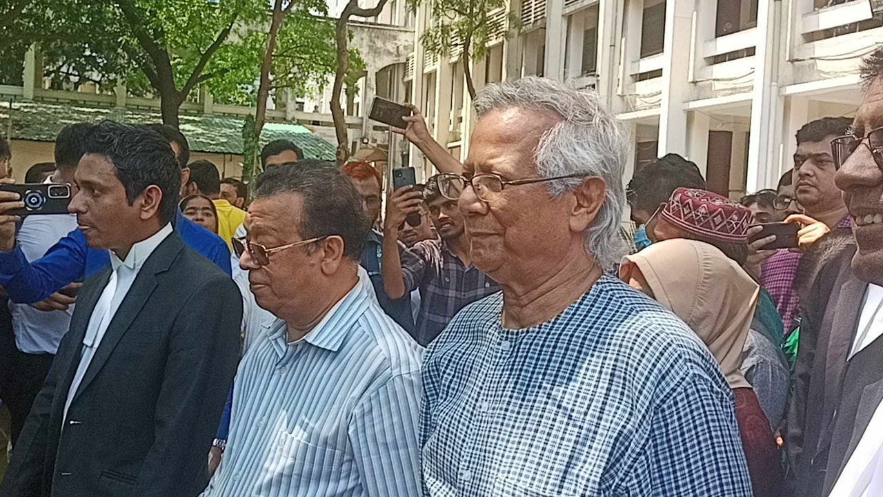 দুদকের মামলায় হাজিরা দিতে আদালতে ড. ইউনূস