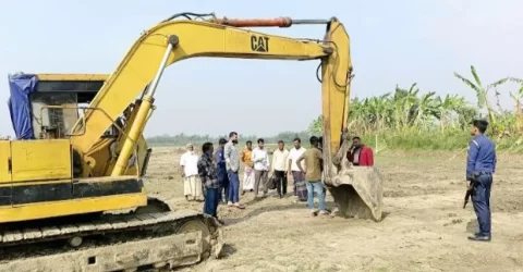 ফসলি জমির মাটি কেটে পুকুর খনন বন্ধে ইউএনও’র মাইকিং