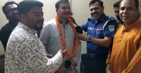 দৌলতপুরে নবনির্বাচিত উপজেলা চেয়ারম্যানের গলায় ‘ওসি’র ফুলের মালা