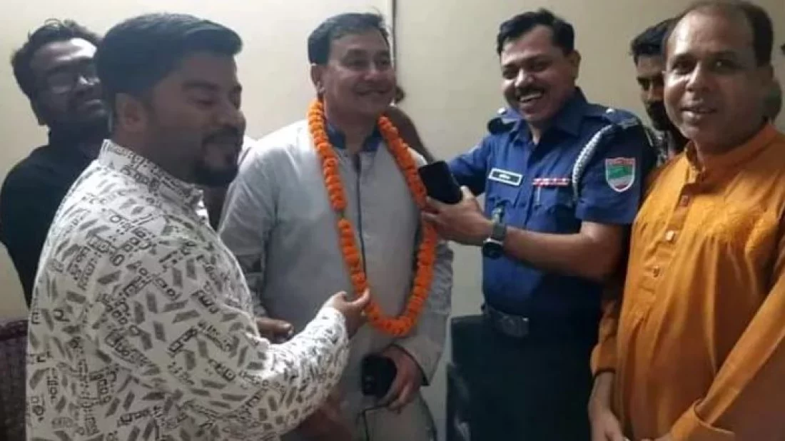 দৌলতপুরে নবনির্বাচিত উপজেলা চেয়ারম্যানের গলায় ‘ওসি’র ফুলের মালা