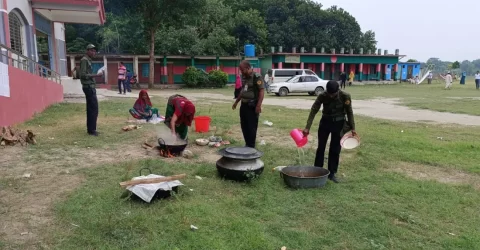 ভোটার নেই ভোটকেন্দ্রে, রান্না-বান্নায় ব্যস্ত আনসার সদস্যরা