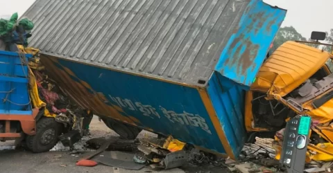 টাঙ্গাইলে কাভার্ডভ্যান-ট্রা‌ক মু‌খোমু‌খি সংঘ‌র্ষ, নিহত এক