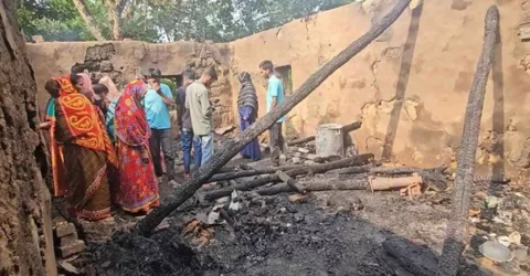 টিনের চালে বজ্রপাত, ঘরসহ পুড়ে ছাই মা ও শিশু
