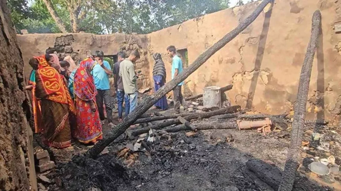 টিনের চালে বজ্রপাত, ঘরসহ পুড়ে ছাই মা ও শিশু