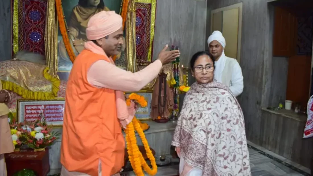 মমতার মন্তব্যে কেন ক্ষুব্ধ পশ্চিমবঙ্গের সাধু-সন্তদের একাংশ