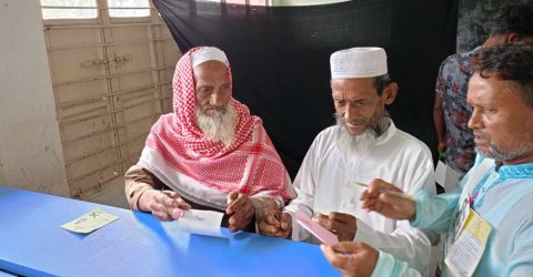‘কোন মার্কায় ভোট দেবে’ পাশে দাঁড়িয়ে বলে দিচ্ছেন আরেকজন
