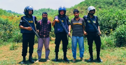 নাশকতার জন্য অস্ত্র-গ্রেনেড মজুদ করা হয় পাহাড়ের আস্তানায়ঃ আরসার দুই কমান্ডারের স্বীকারোক্তি