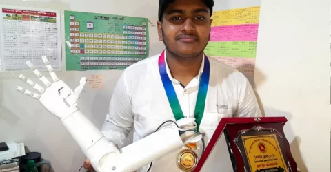 কৃত্রিম হাত তৈরি করলো বরিশালের ক্ষুদে বিজ্ঞানী প্রীতম