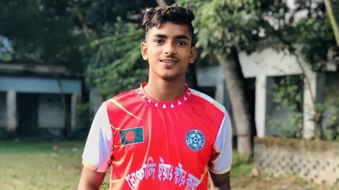 সিরাজগঞ্জের অয়নের চোখে ম্যানচেস্টার ইউনাইটেড স্বপ্ন