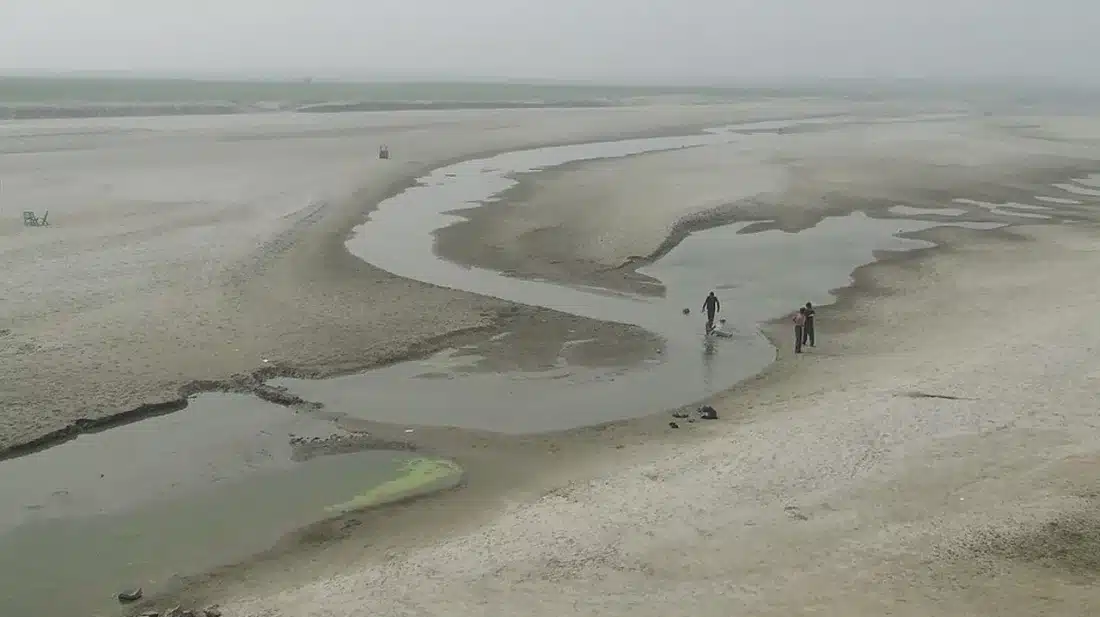 শুষ্ক মৌসুমে পদ্মায় চোখে পড়ে ধু-ধু বালুচর