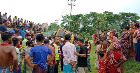 মজুরির ধান নিয়ে ট্রাকে বাড়ি ফেরার পথে প্রাণ গেলো ২ শ্রমিকের
