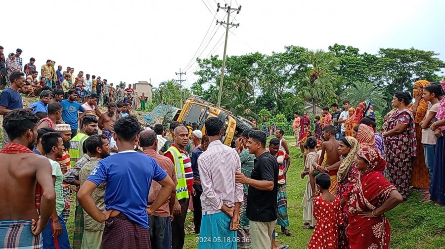 মজুরির ধান নিয়ে ট্রাকে বাড়ি ফেরার পথে প্রাণ গেলো ২ শ্রমিকের