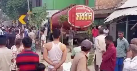 চালক ঘুমিয়ে পড়ায় চায়ের দোকানে ঢুকে পড়ল লরি, নিহত ২