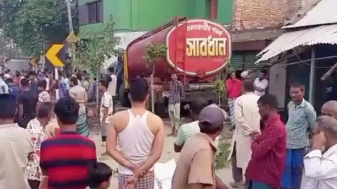 চালক ঘুমিয়ে পড়ায় চায়ের দোকানে ঢুকে পড়ল লরি, নিহত ২