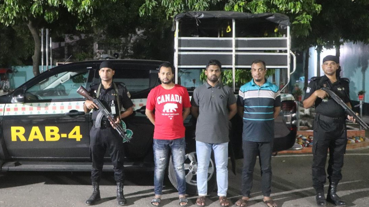 রাজস্ব ফাঁকি দেওয়া ৪ চোরাকারবারি গ্রেপ্তার