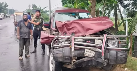বাসের ধাক্কায় দুমড়েমুচড়ে গেল ইউএনও’র গাড়ি, অল্পের জন্য প্রাণে রক্ষা