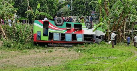 নিয়ন্ত্রণ হারিয়ে খাদে উল্টে গেল বাস, আহত ২০ যাত্রী