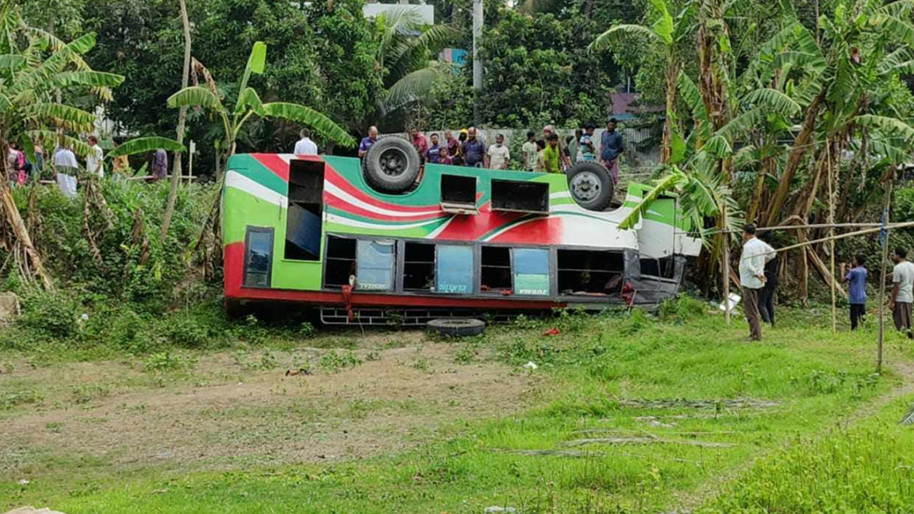 নিয়ন্ত্রণ হারিয়ে খাদে উল্টে গেল বাস, আহত ২০ যাত্রী