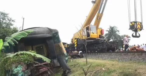 গাজীপুরে ট্রেন দুর্ঘটনায় ২১ ঘণ্টা পার হলেও শেষ হয়নি উদ্ধার অভিযান