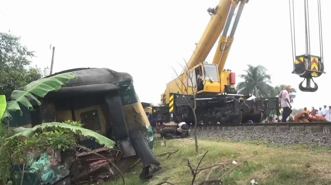 গাজীপুরে ট্রেন দুর্ঘটনায় ২১ ঘণ্টা পার হলেও শেষ হয়নি উদ্ধার অভিযান