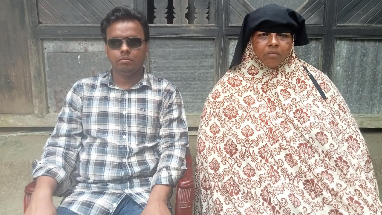 মায়ের অনুপ্রেরণায় আজ উচ্চশিক্ষিত দৃষ্টি প্রতিবন্ধী সাইফুল