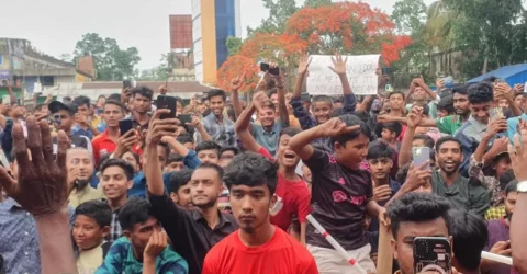 প্রিয় তারকা সাকিবকে একনজর দেখতে এসে বিদ্যুতে জ্বলসে গেলো স্কুলছাত্র