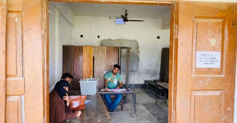 চাটখিলে দুই ঘণ্টায় এক বুথে পড়ল ১ ভোট