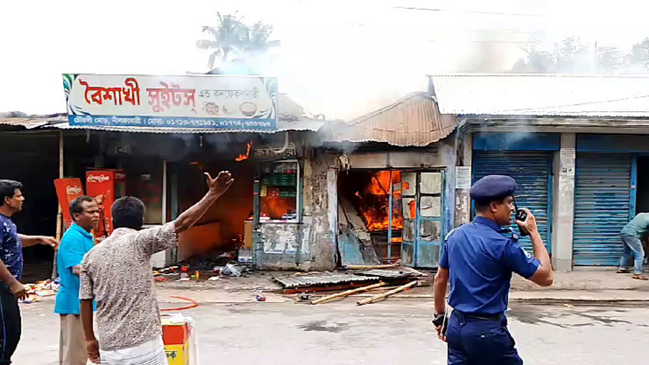 নীলফামারীতে আগুনে পুড়ল ৫ দোকান, ৪০ লাখ টাকার ক্ষতি