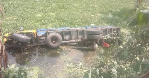 ৬ ঘণ্টা পর খাদে পড়া ট্রাকের নিচ থেকে ৩ মরদেহসহ অটোরিকশা উদ্ধার