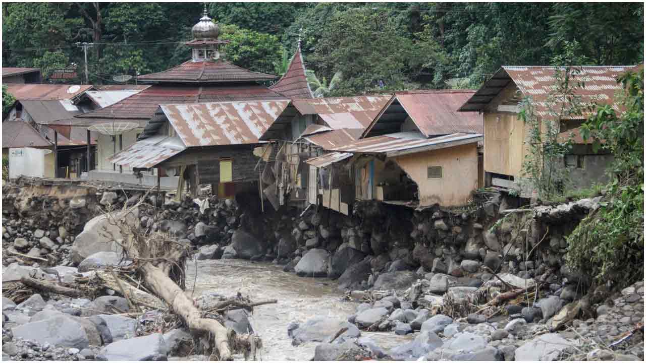ইন্দোনেশিয়ায় বন্যা-ভূমিধসে নিহত অন্তত ৩৪