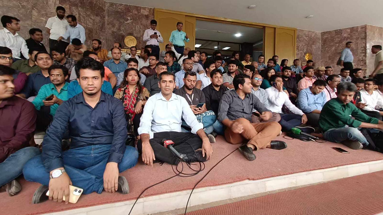 বাংলাদেশ ব্যাংকের সংবাদ সম্মেলন বয়কট করলেন সাংবাদিকরা